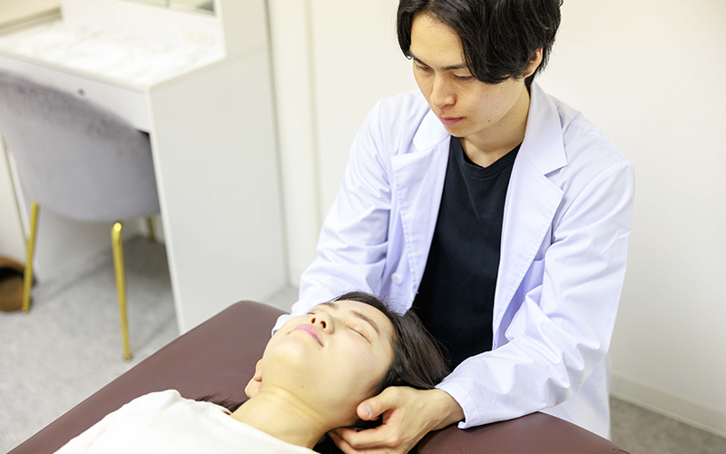 骨膜整体で首を調整する女性